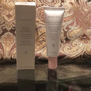Mary Kay Medium Coverage Foundation: Ivory 200